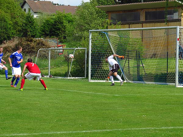 Der Ball ging knapp am Rascher Tor vorbei